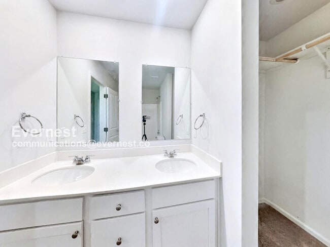 Building Photo - Lovely 3-Bedroom Home with Modern Amenitie...