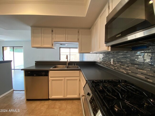Building Photo - 821 E Redondo Dr