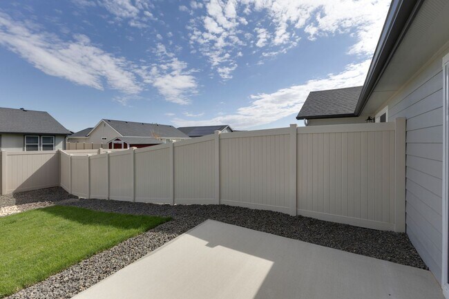 Foto del edificio - Adorable and affordable attached townhome for rent in Nampa! A must see!