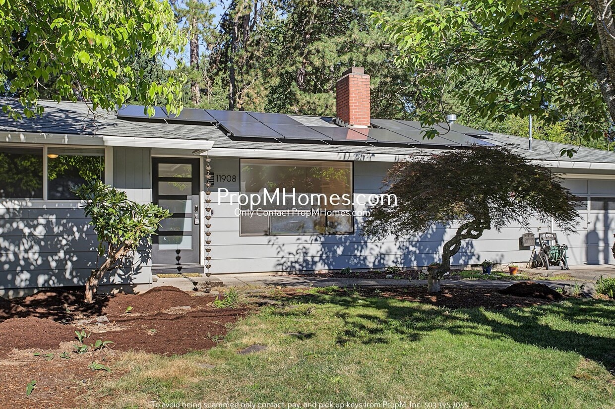Updated Three Bedroom Home in Milwaukie! - Updated Three Bedroom Home in Milwaukie!