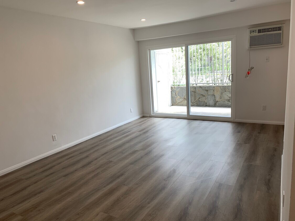 living room - 1223 S Bundy Dr