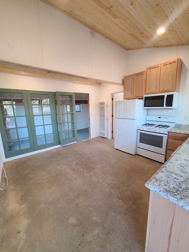Building Photo - Newly Renovated Studio home