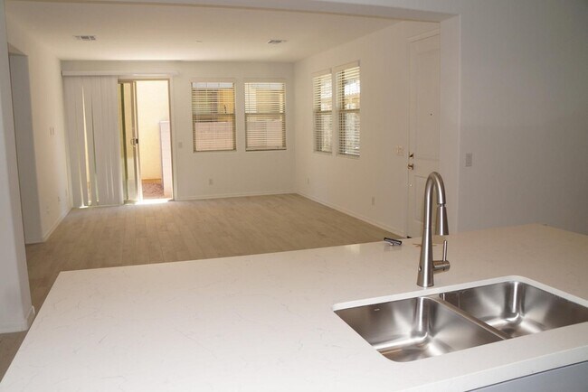 Foto del edificio - 3809 N 100th Dr