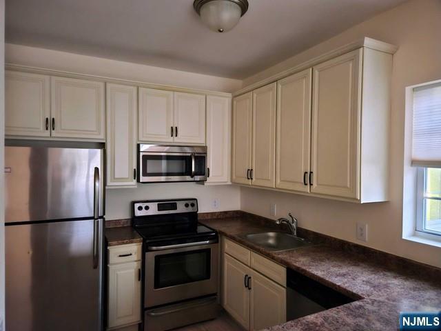 Building Photo - 6 Madison Ave