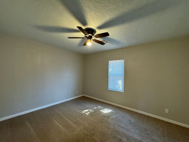 Foto del edificio - 1715 NW Lindy- AVAILABLE NOW!