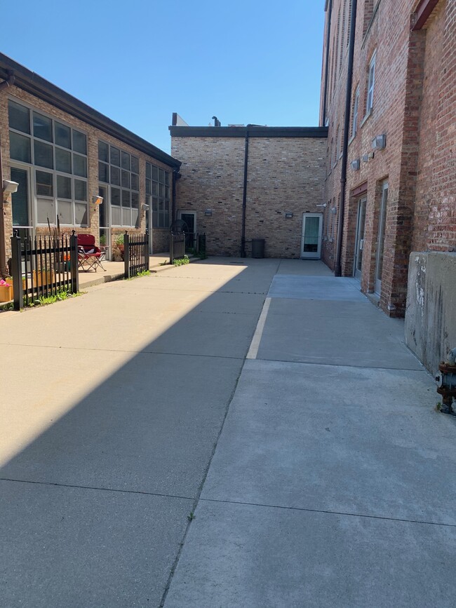 Building Photo - 3059 N Weil St