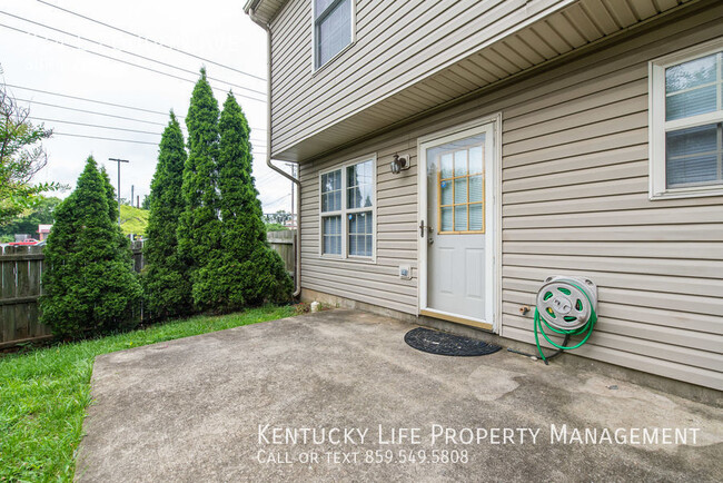 Building Photo - 914 E Loudon Ave
