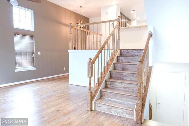 Building Photo - 3 LEVEL TOWNHOUSE WITH 1 CAR GARAGE END UNIT TOWNHOUSE