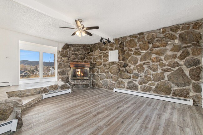 Foto del edificio - Large 4 bed 4 bath Home in Golden!