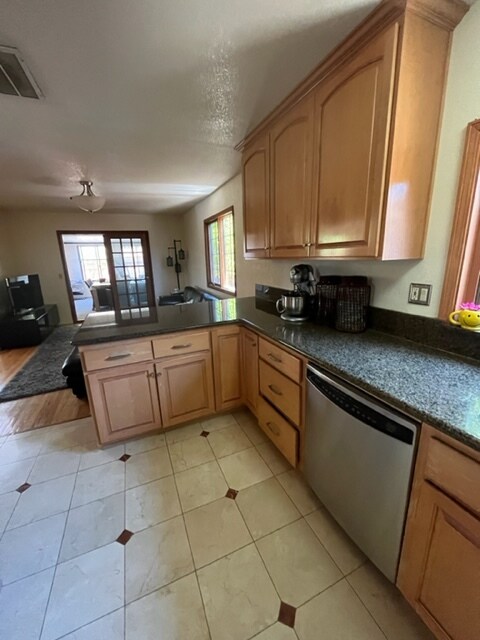 Building Photo - 6592 Fall River Dr