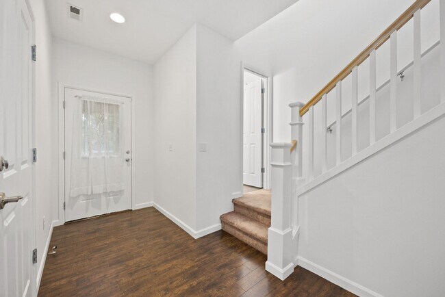 Foto del edificio - Spacious 4-Bed Puyallup Home For Rent | 3-Car Garage & Quick Commute to JBLM!