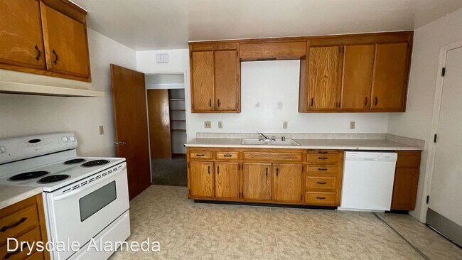 Building Photo - 3007 Encinal Ave