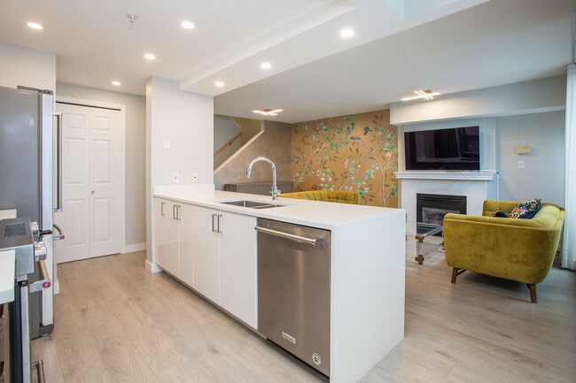 Photo du bâtiment - 311-1228 Marinaside