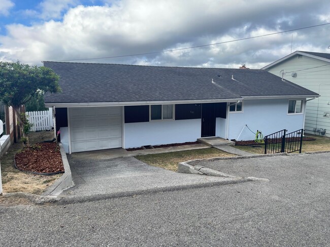 Building Photo - 1945 Scenic Dr