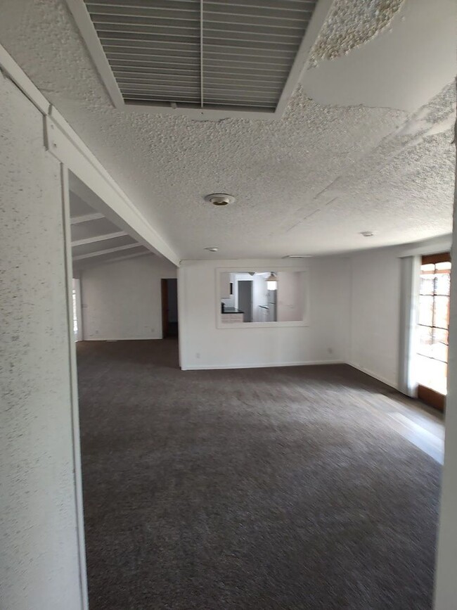 Building Photo - 4 Bed and 2 Bath