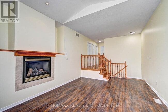 Building Photo - 419 Tealby Crescent