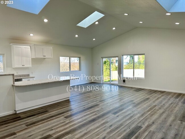 Foto del edificio - Coos River Hwy: 4bdrm/4ba Pet Friendly Home