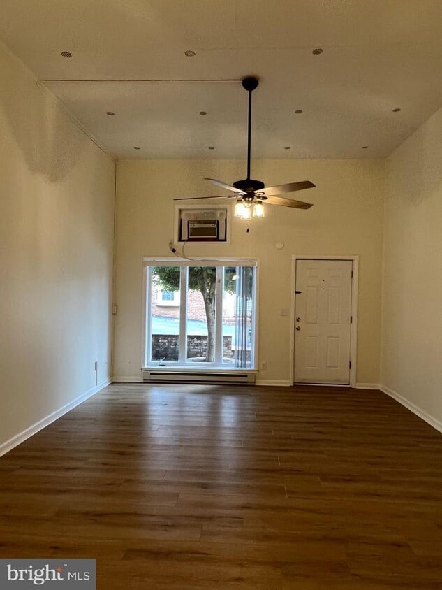 15 Royal St SW Unit 2, Leesburg, VA 20175 Room for Rent in Leesburg