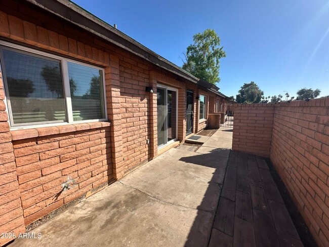 Building Photo - 116 W Loma Vista Dr