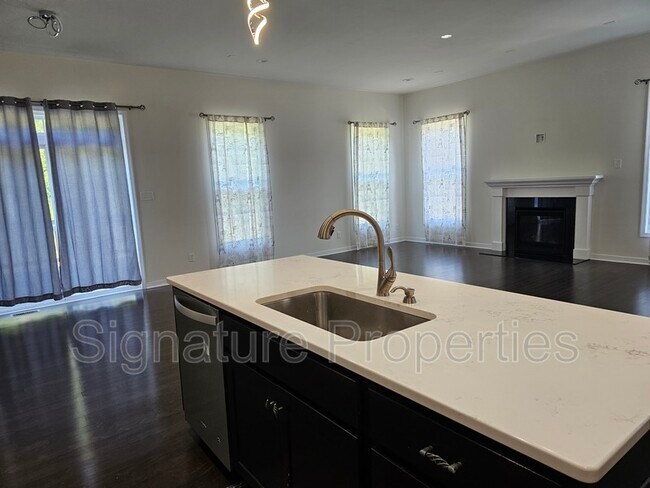 Foto del edificio - 14955 Eastborne Wy