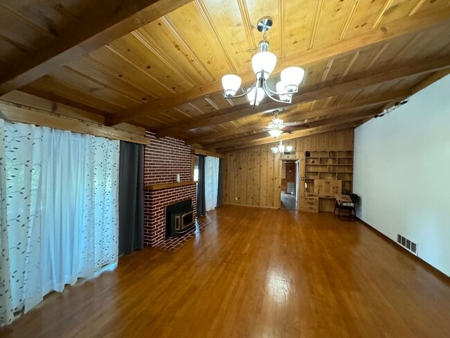 Foto del edificio - Country Estate Living at its BEST - 4 Bedrooms, 3 Bathrooms in Delano - Liberty One Real Estate G...