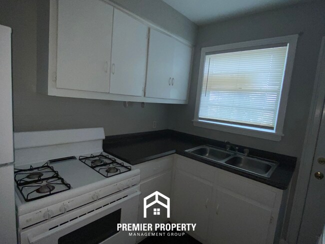 Building Photo - Charming 1BR/1BA Cottage in 38108 | Hardwood Floors & Private Fenced Yard