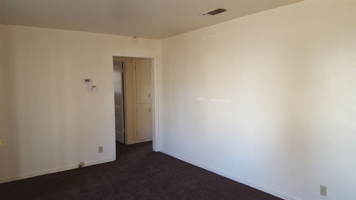 Building Photo - 2 br, 1 bath House - 1610 West Walnut
