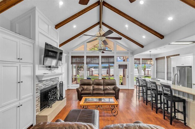 Building Photo - 923 Paradise Ln