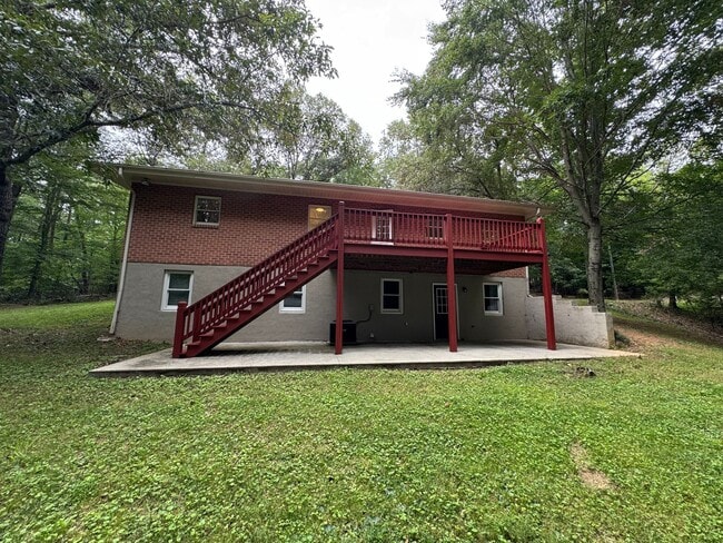 Building Photo - Private and Lovely 3 Bedroom Home