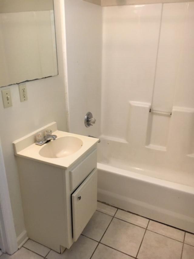 Baño - 813 W Greenwood Ave