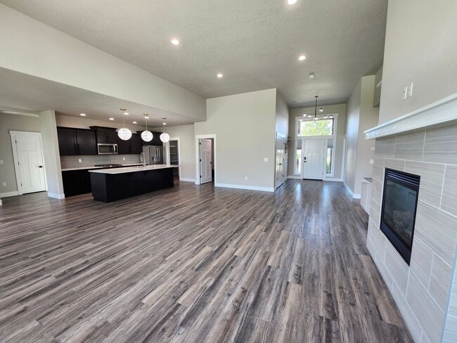 Building Photo - Elegant 4 Bed, 2 Ba Home - MANY Upgrades &...