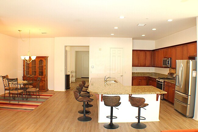 Foto del edificio - Welcome to Resort-Style Living at Four Sea...