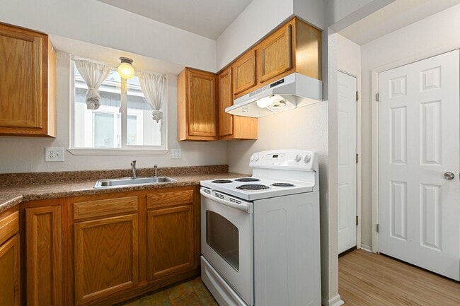 Building Photo - 405 E Thunderbird Dr