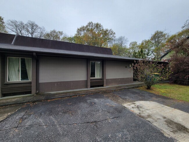 Foto del edificio - Spacious and newly renovated 3 bed 2 bath ...