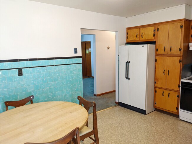 kitchen - 502 E Juniata St