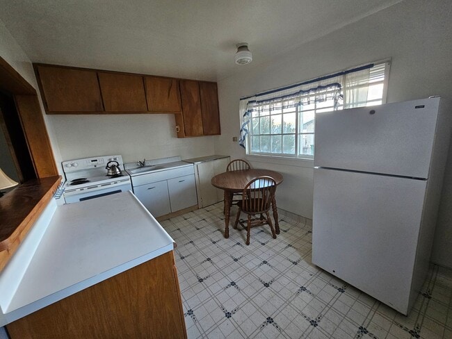 Building Photo - Furnished  Rental available now with lake ...