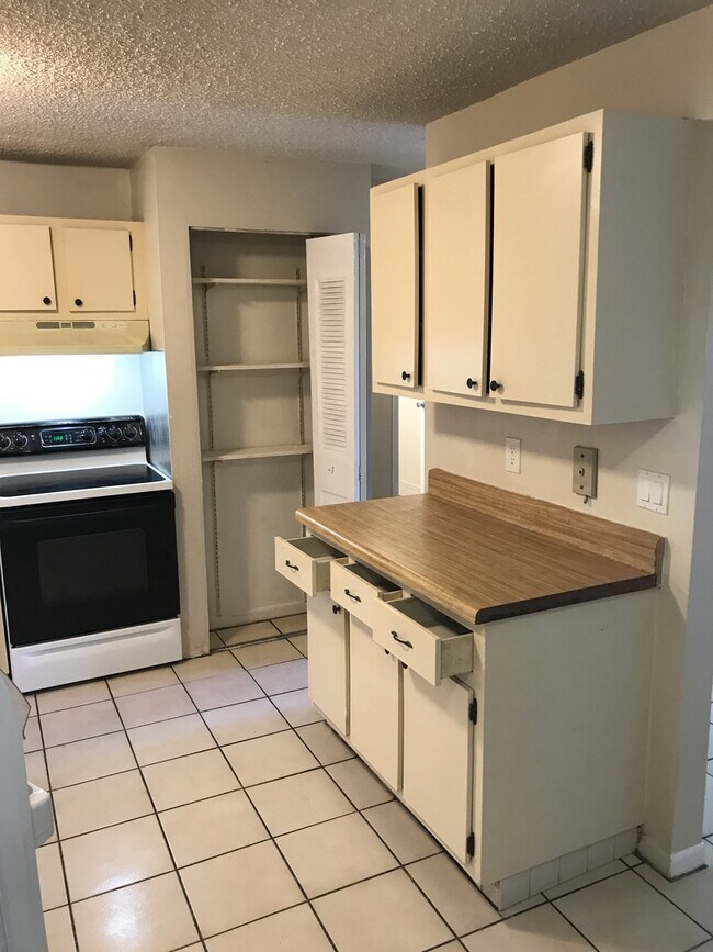 Foto del edificio - Large 2-1 with central air