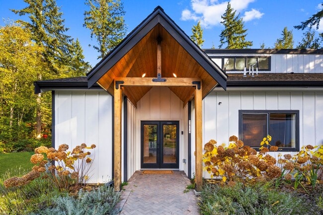 Foto del edificio - Redmond 4BD / 3BA Home with Central A/C on 3 Acres – Available Now