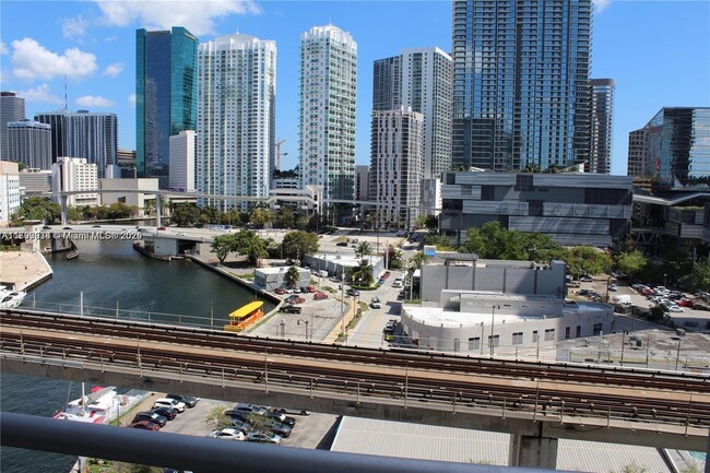 Foto del edificio - 690 SW 1st Ct