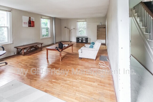 Building Photo - 13 Menno St