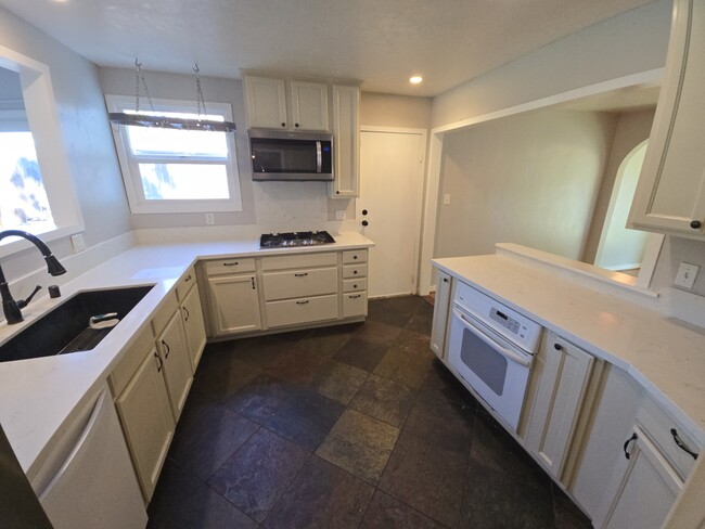 Building Photo - 3929 Lasuen Dr
