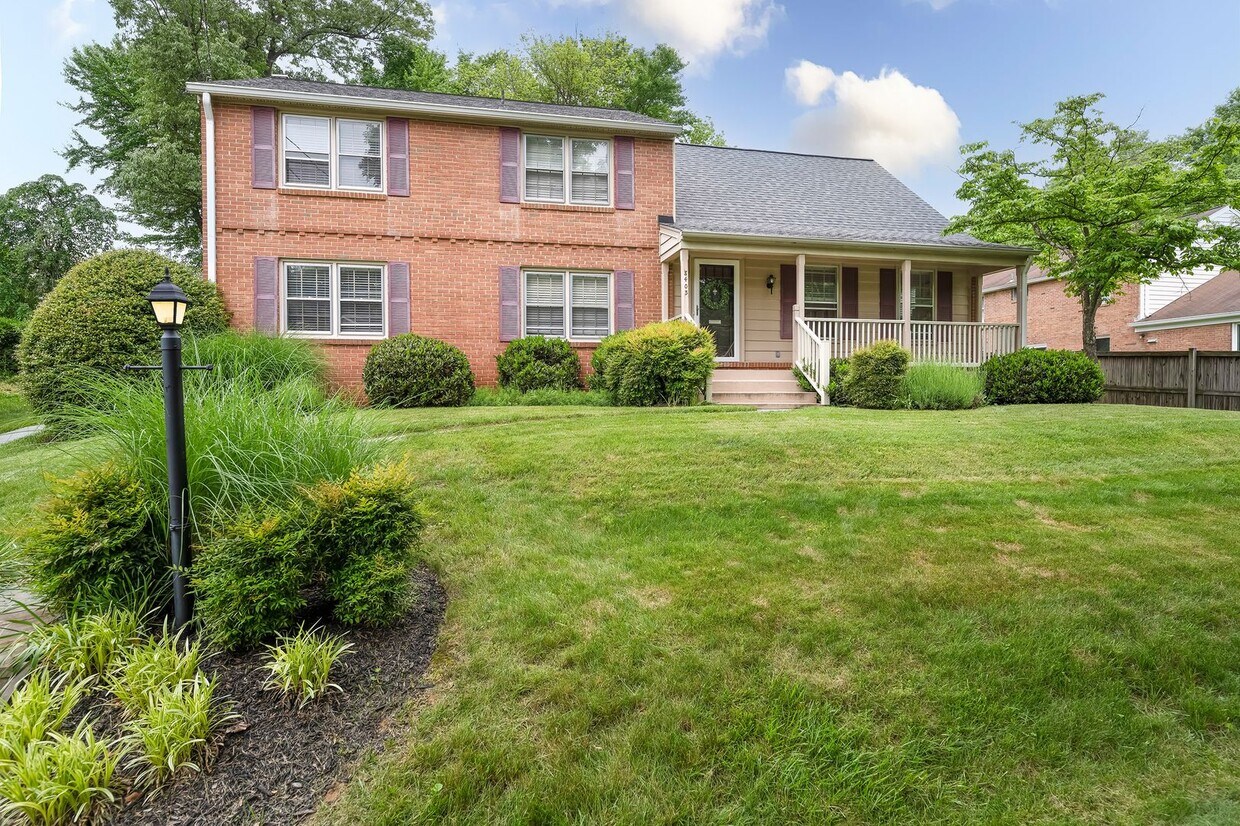 Primary Photo - Gorgeous and bright 4BR/2.5 Baths, Beautif...