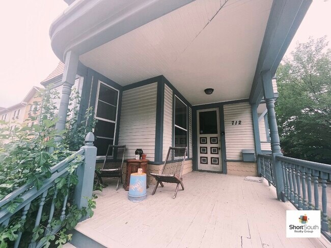 Building Photo - Huge 6 Bed 3 Bath Colonial Rental Near WMU...