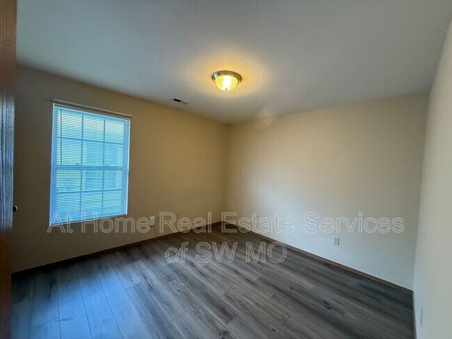 Building Photo - 1132 S Clifton Ave