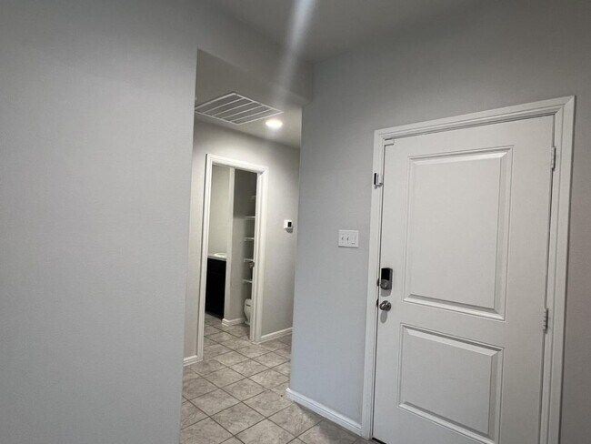 Foto del edificio - 16741 Portage St