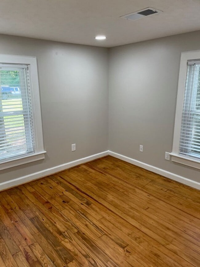 Building Photo - Adorably Remodeled and Ready for Move In!