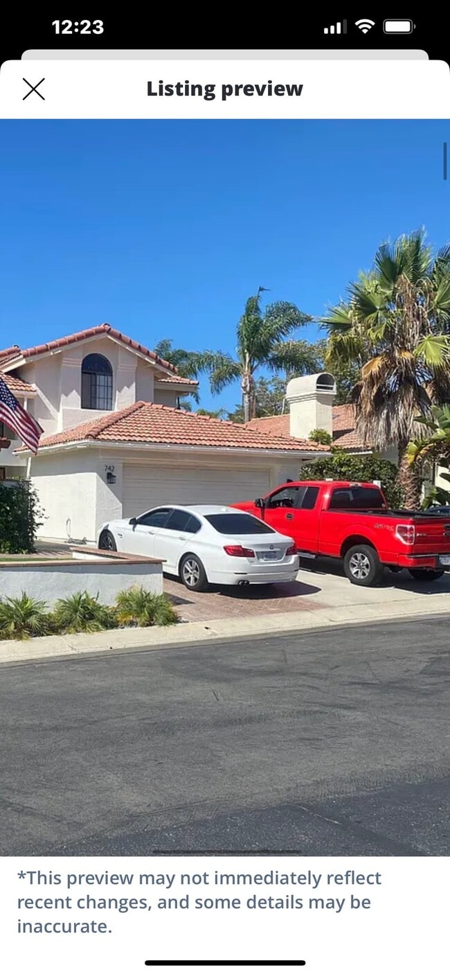 Building Photo - 742 Poinsettia Park S