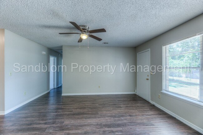 Foto del edificio - For Lease | Sand Springs | Available Now!