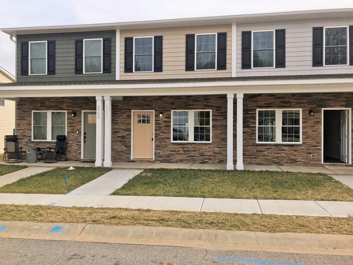 Foto principal - Beautiful 3BR Townhome in Hickory