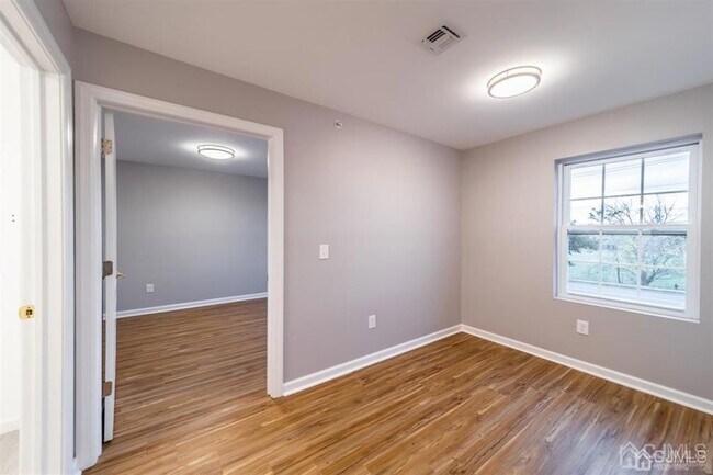 Foto del edificio - 875 Port Reading Ave